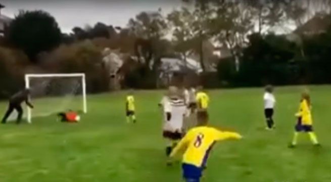 Empujó a su hijo para que evite un gol y lo nombran el padre del año