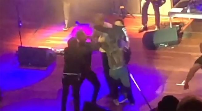 Conocido cantante británico es atacado violentamente durante un concierto
