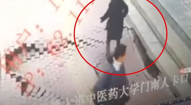 China: Calle se abre y mujer cae en profundo hueco (Video)