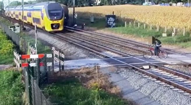 Imprudente ciclista enfrenta a la muerte al cruzar dos líneas del tren (Video)