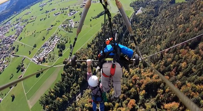 Turista vuela en ala delta, pero queda colgando sin nada que lo sujete al vehículo (Video)