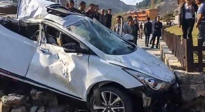 Pelea familiar al interior de un auto termina en un tremendo accidente (Video)