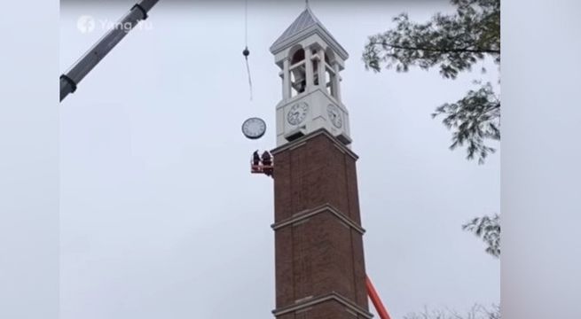 Gigantesco reloj de campanario cae sobre dos trabajadores (Video)