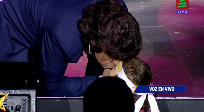 Imitador de Dyango conmovió a todos al cantar 