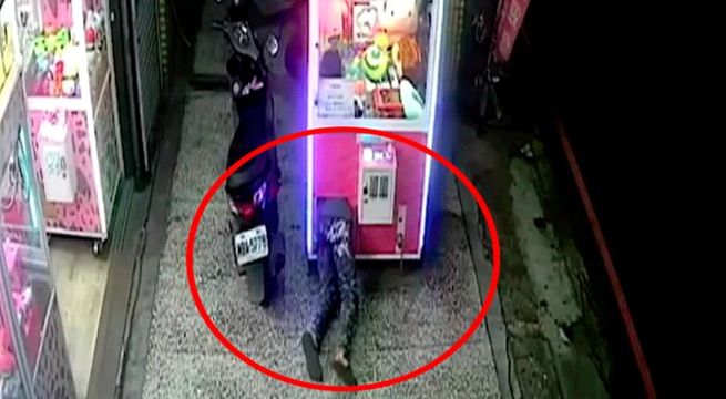 Joven se mete a máquina de peluches para robarse dos (Video)