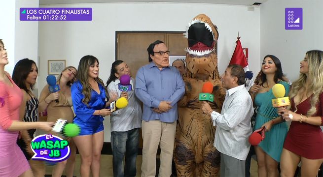 Martín Vizcacha celebra el resultado del referéndum junto a ‘Dino’