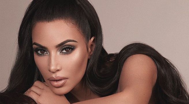 Kim Kardashian causa sensación en las redes sociales luciendo vestido transparente