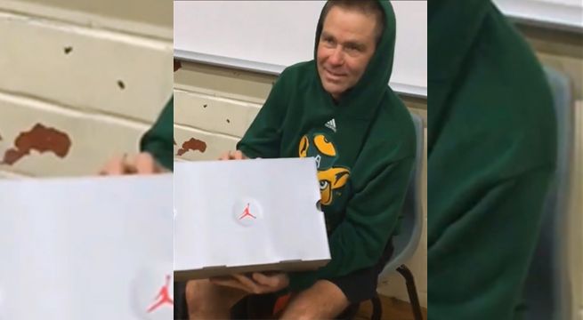 Alumnos dan a profesor regalo con tremendo valor sentimental para él (Video)