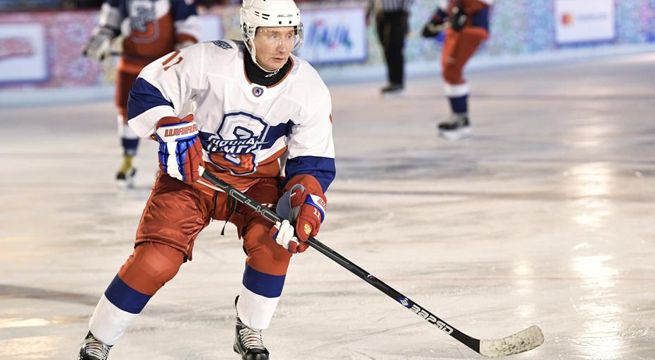 Vladímir Putin juega al hockey en la Plaza Roja de Moscú (Video)