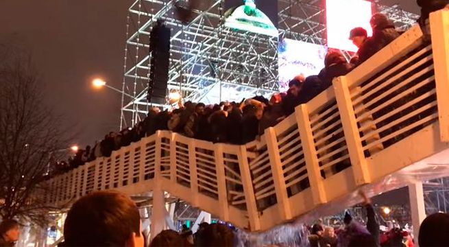 Puente peatonal repleto colapsa en plenas celebraciones por Año Nuevo (Video)