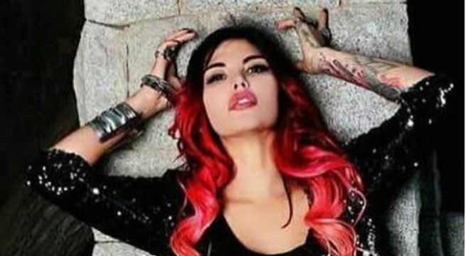 ¡Angie Jibaja vuelve a los excesos!: Modelo sube al escenario fuera de control