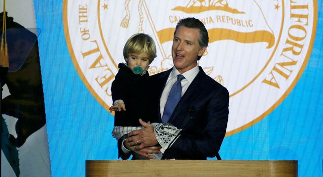 Pequeño hijo de flamante gobernador de California irrumpe en su discurso de investidura (Video)