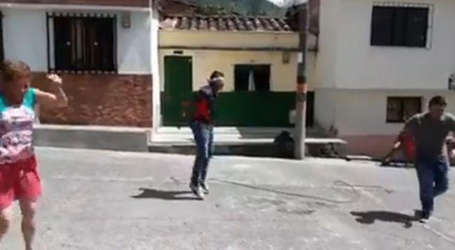 Joven vendado juega a saltar la soga pero es abandonado por sus amigos (Video)