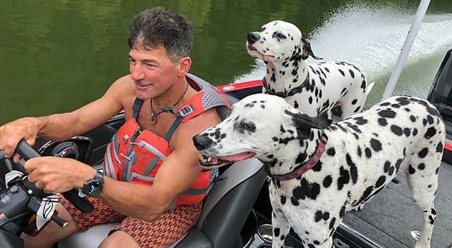 Perro quita freno de mano a casa rodante y esta termina debajo de un lago (Video)