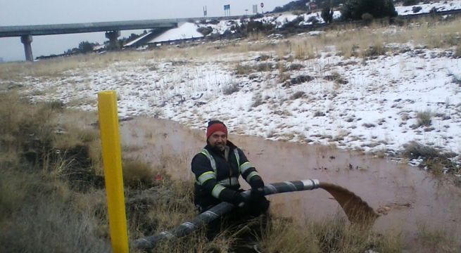 Carretera resulta bloqueada por 'río de chocolate'