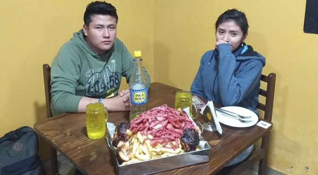 Pareja peruana devora mega salchipapa en tiempo récord y gana jugoso premio