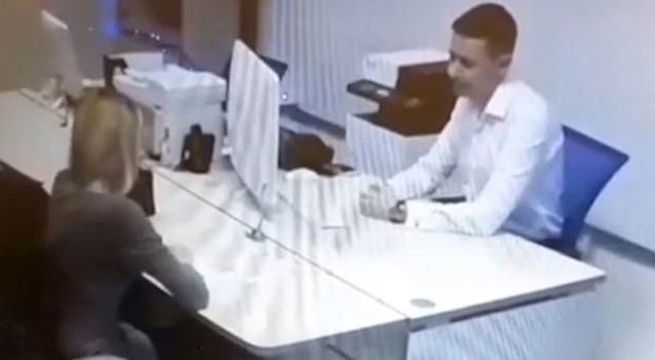 Joven mujer se desnuda para conseguir préstamo de banco (Video)