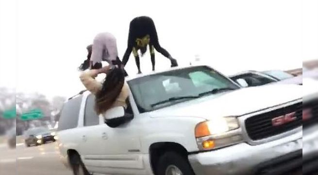 Dos mujeres son captadas bailando reggaetón sobre un auto en movimiento (Video)