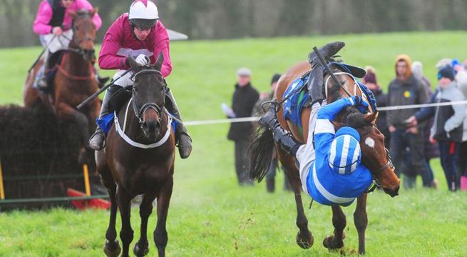 Jinete estuvo a punto de caer de caballo pero se repone y gana una épica carrera (Video)