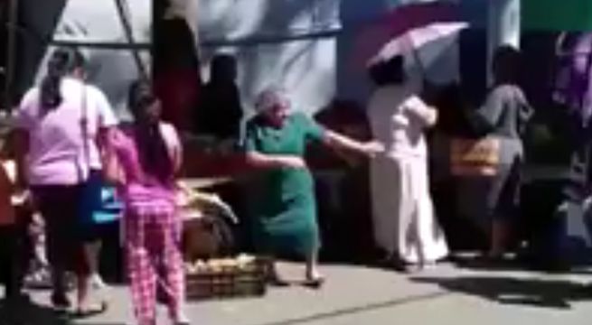 Señora baila en una mercado local y se hace viral en las redes sociales (Video)