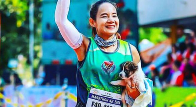 Corredora recoge cachorro perdido en plena carrera y luego lo adopta (Video)