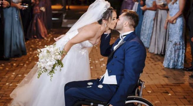 Hombre parapléjico sorprende a su novia al levantarse y bailar con ella en su boda (Video)