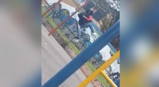 Pareja demuestra su amor en público pero termina besando el piso (Video)