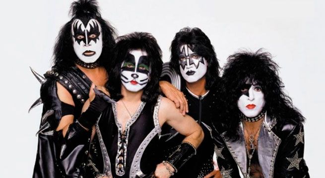 Se le prende el cabello a imitador del grupo KISS en pleno concierto