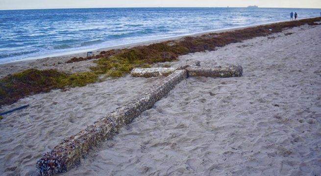 Enorme cruz de madera aparece flotando en una playa de Estados Unidos (Video)