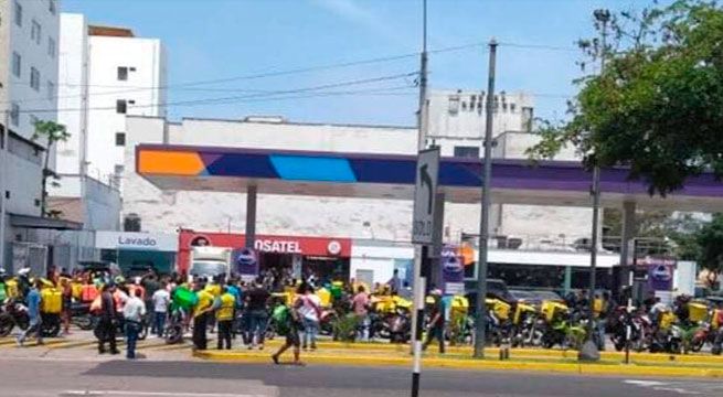 Mensajeros en moto hacen cola para recoger flores por San Valentín