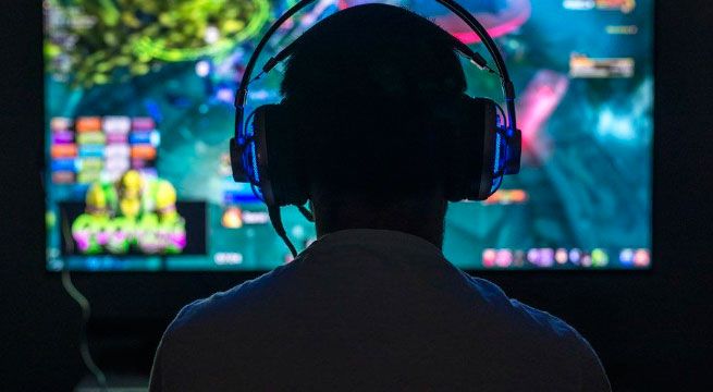 Mujer debe alimentar a su hijo de esta manera porque se la pasa jugando videojuegos