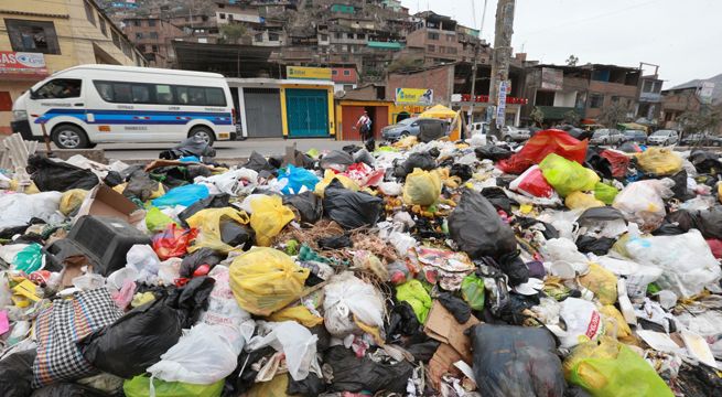 Trabajadora de limpieza evita a correazos que arrojen basura en la calle
