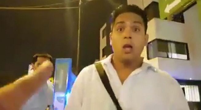 Hombre orina sobre auto y golpea al dueño, pero termina siendo despedido en su trabajo [Video]