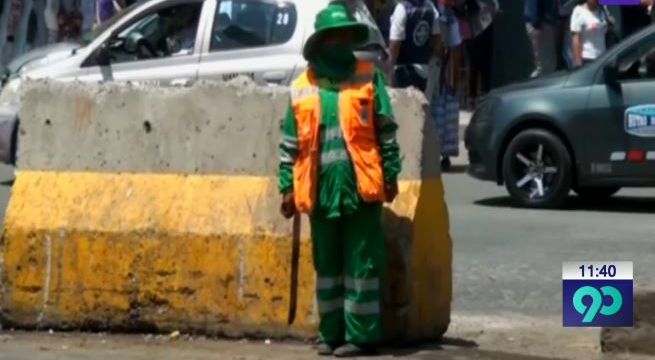 Mujer evita que se tire basura en la vía pública a correazos [Video]