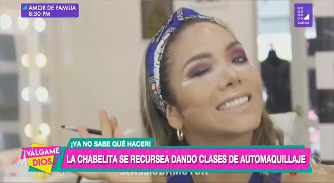 La ‘Chabelita’ se recursea dando clases de automaquillaje