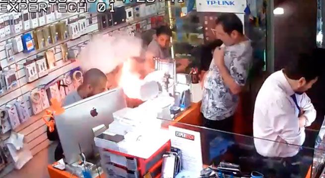 El preciso momento en que un celular explota en una tienda [VIDEO]
