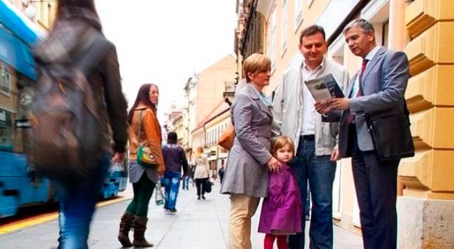 Hombre se burla de la peor manera de testigo de Jehová [VIDEO]