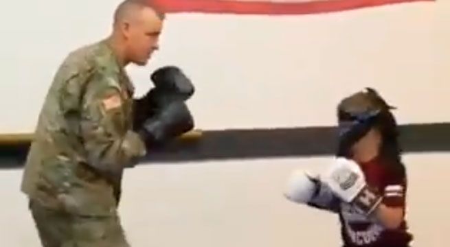 Padre regresa de la guerra y hace llorar a su hijo con esta sorpresa [VIDEO]