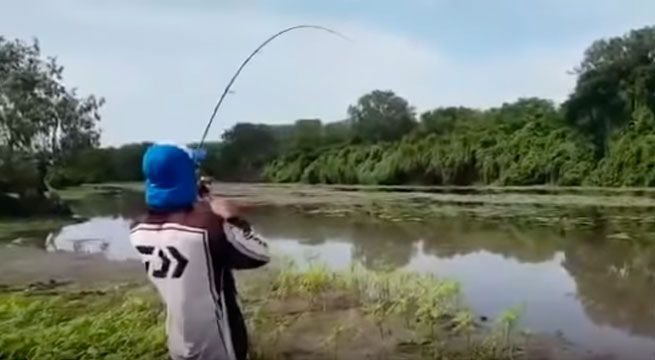 Jóvenes pescaban en un río y fueron sorprendidos por gigantesca criatura [VIDEO]