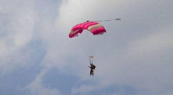 Chica pide lanzamiento en paracaídas por su cumpleaños y sucede lo peor