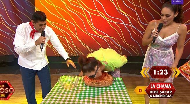 La Chama sorprendió con su capacidad para buscar comida con su boca