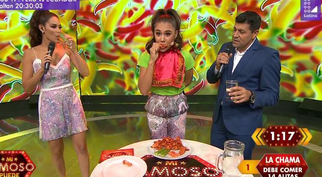 La Chama sufrió demasiado comiendo unas alitas súper picantes