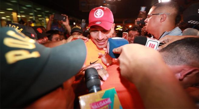 Paolo Guerrero llegó a Lima y se llevó nuestro micrófono