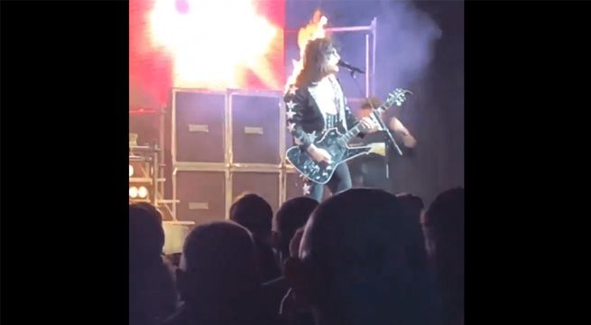 El cabello de un cantante de rock se incendia en pleno concierto