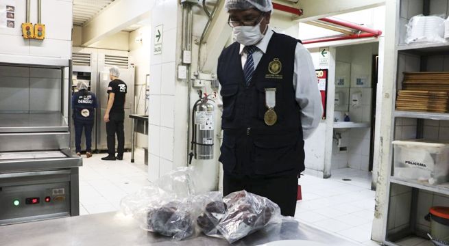 Clausuran local de conocida cadena de restaurantes por almacenar carne vencida hace nueve meses