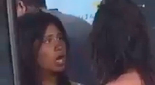 Mujer ebria se mira al espejo y hace curiosos gestos [VIDEO]
