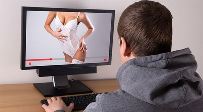 Hombre demanda a sus padres por deshacerse de su colección de cine para adultos