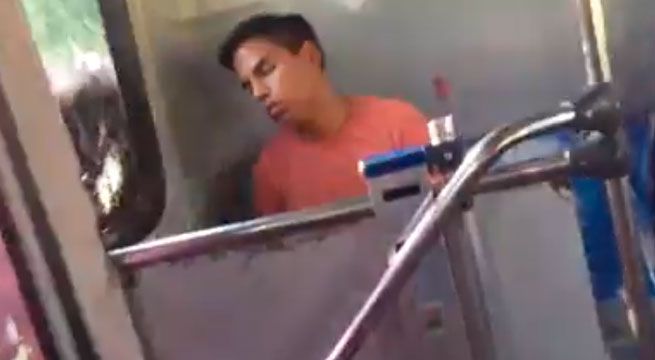 Joven se queda dormido en autobús y sufre gracioso incidente [VIDEO]