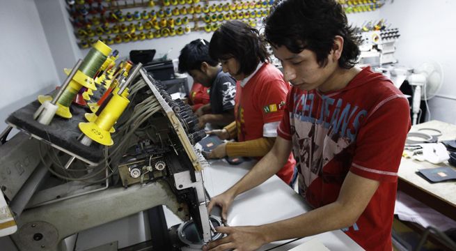 Empresas que despidan peruanos para contratar extranjeros con sueldos más bajos serán sancionadas