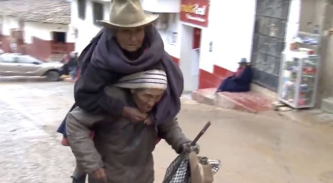 Anciano carga a su esposa de 81 años para que pueda cobrar Pensión 65 [Video]